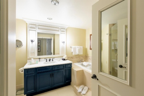 Inn and Club at Harbour Town image 39